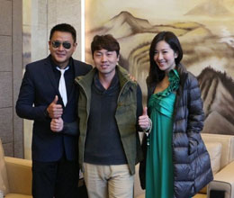 魏駿杰和唐詩詠與明星經(jīng)紀人合影