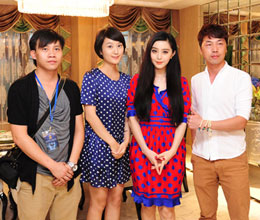 范冰冰與工作人員合影