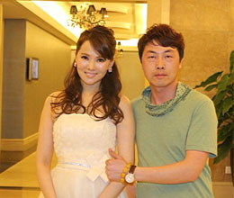 張勇與臺灣才女藝人伊能靜合影