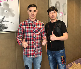 張勇和歌手王琪合影