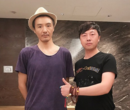 張勇和歌手樸樹(shù)合影