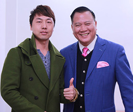 張勇和香港明星萬(wàn)梓良合影