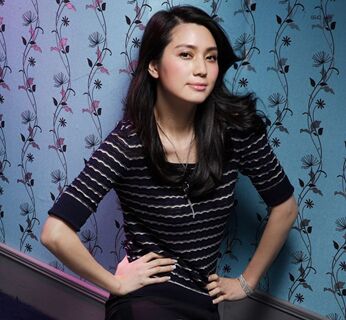 洪欣參加活動獻唱情歌 現場火爆